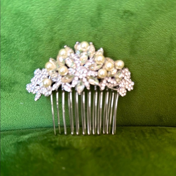Elegant Crystal and Pearl Hair Comb - Picture 1 of 3
